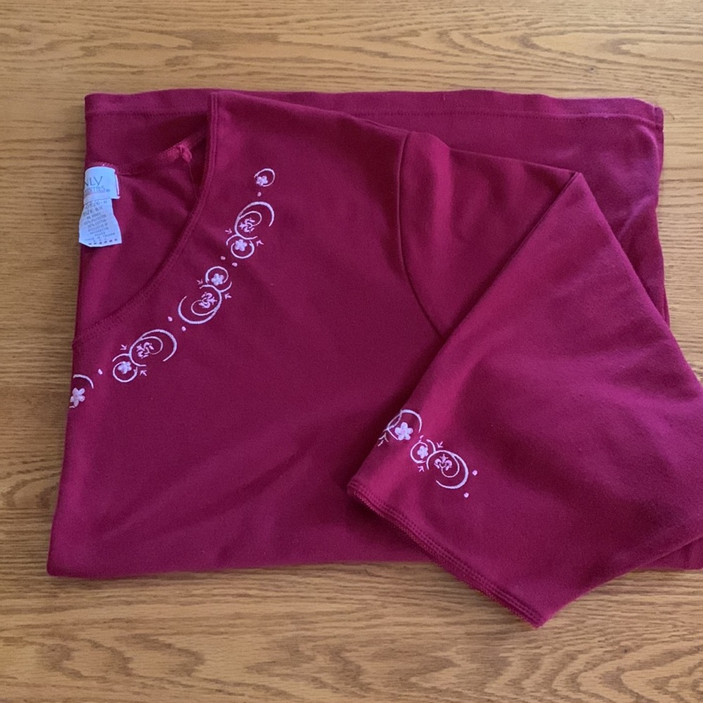 Top plus size maroon red appliqué neckline and sleeves short sleeves Sz 6x